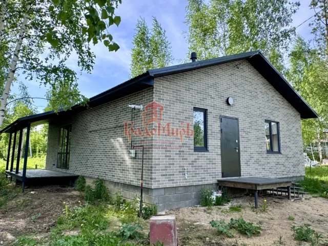 Дом 100 кв. м на участке 6 сот.