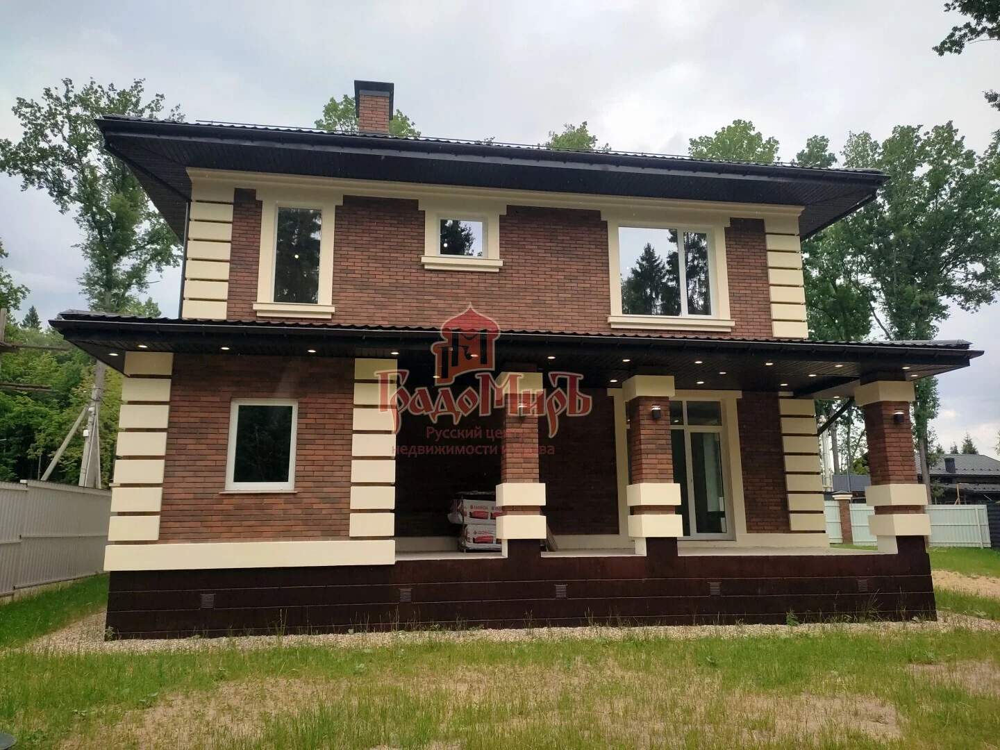 Дом 220 кв. м на участке 12.5 сот.