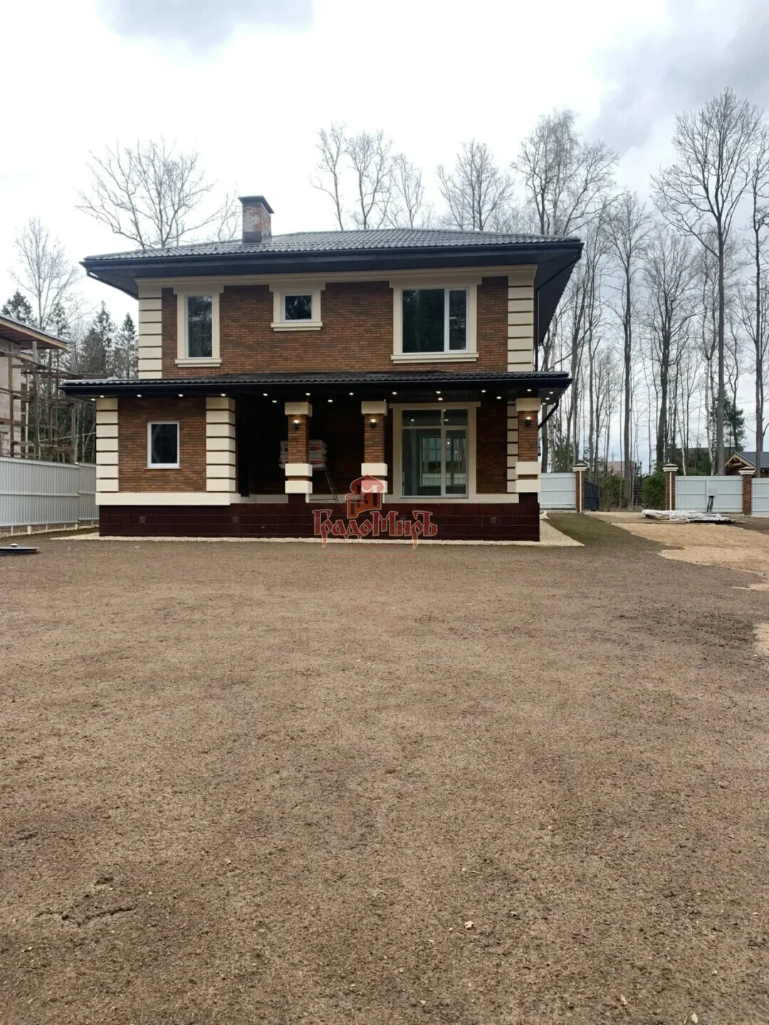 Дом 220 кв. м на участке 12.5 сот.