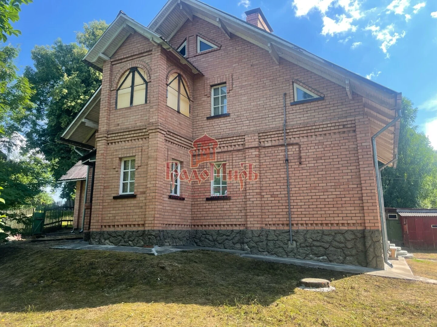 Дом 226.9 кв. м на участке 7.7 сот.