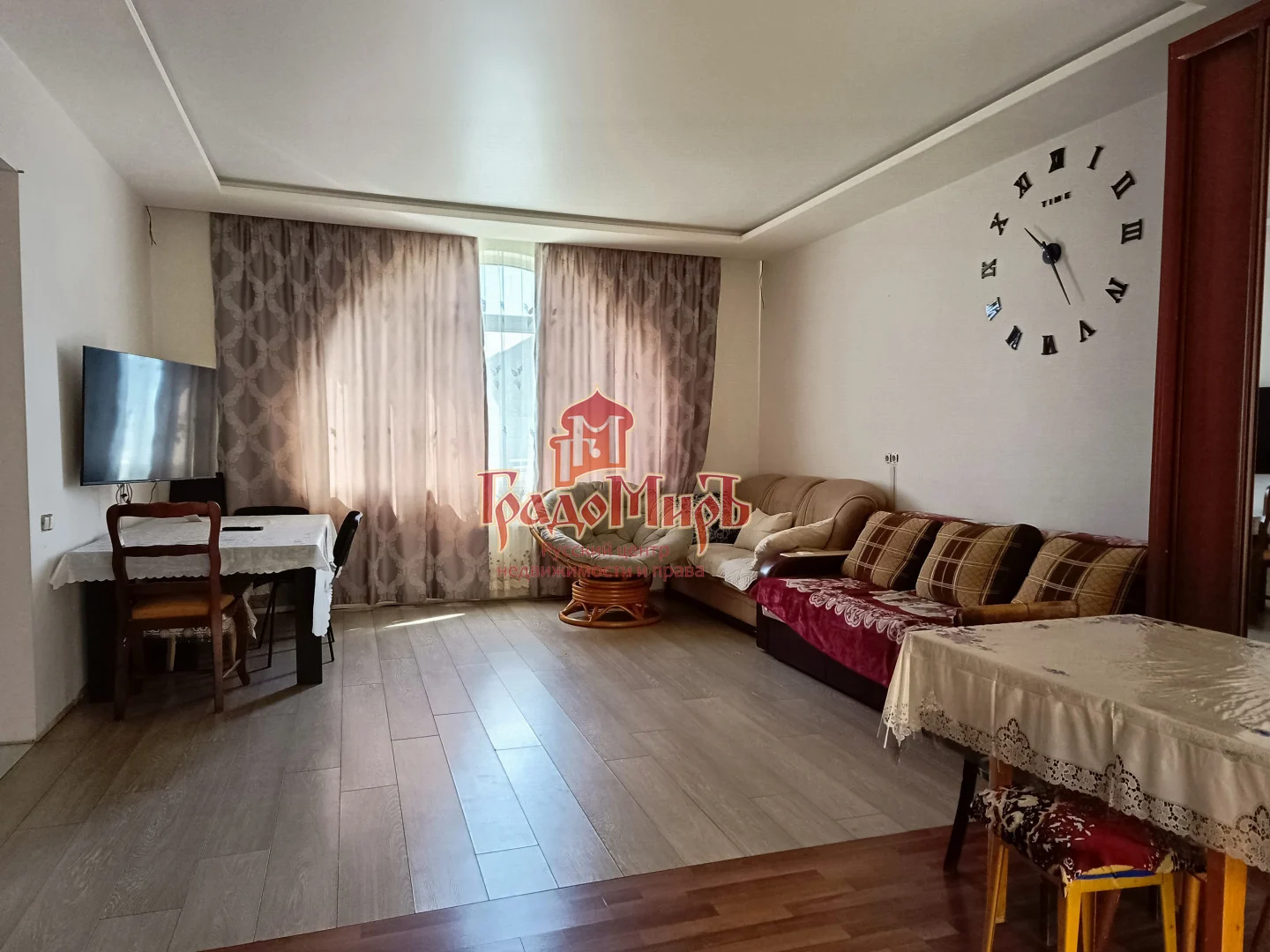 Дом 208 кв. м на участке 8 сот.