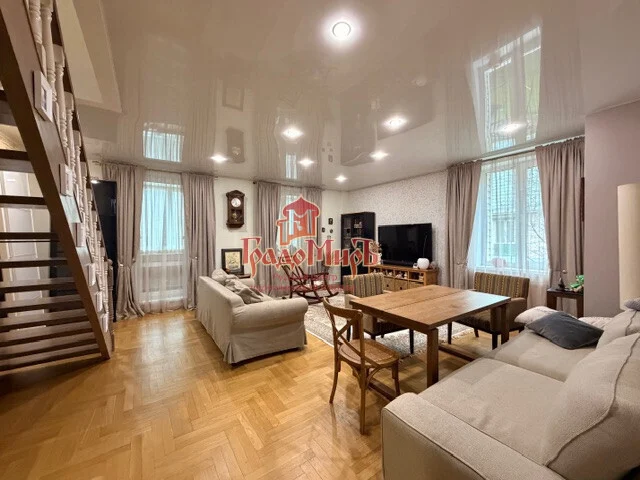 Дом 269.6 кв. м на участке 12.2 сот.