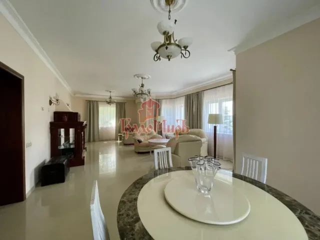 Дом 295 кв. м на участке 27.5 сот.