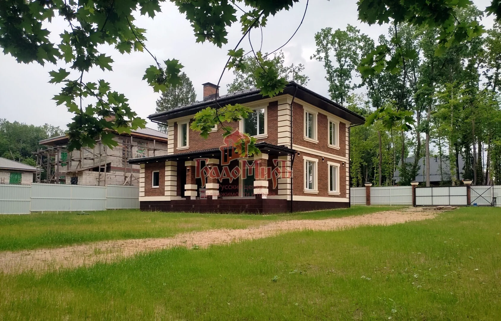 Дом 220 кв. м на участке 12.5 сот.