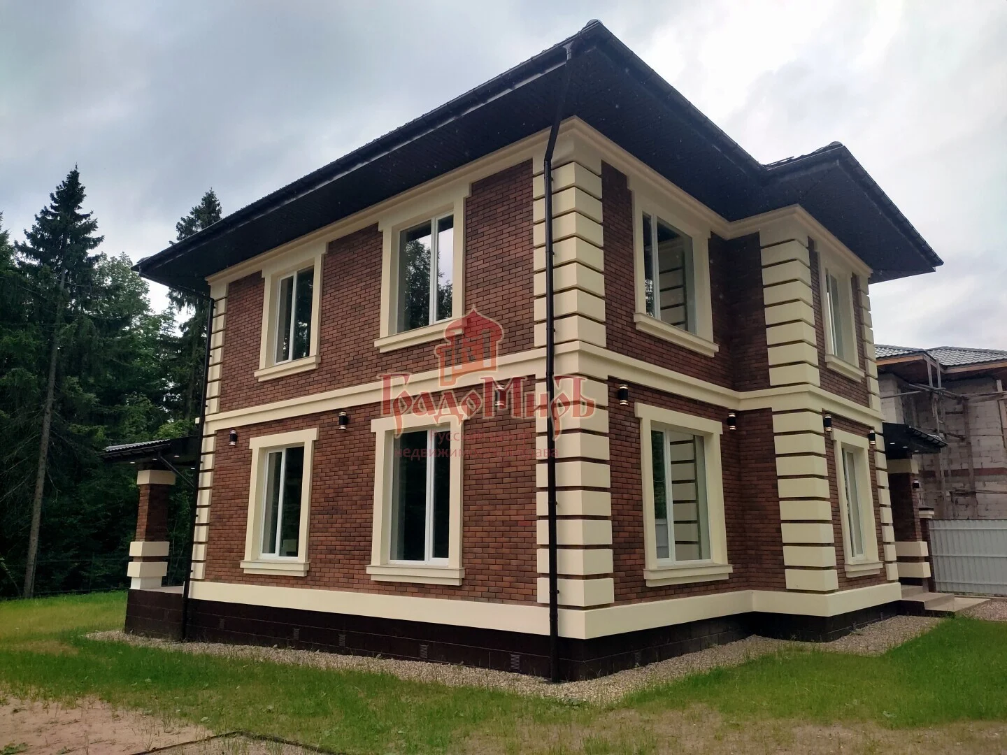 Дом 220 кв. м на участке 12.5 сот.