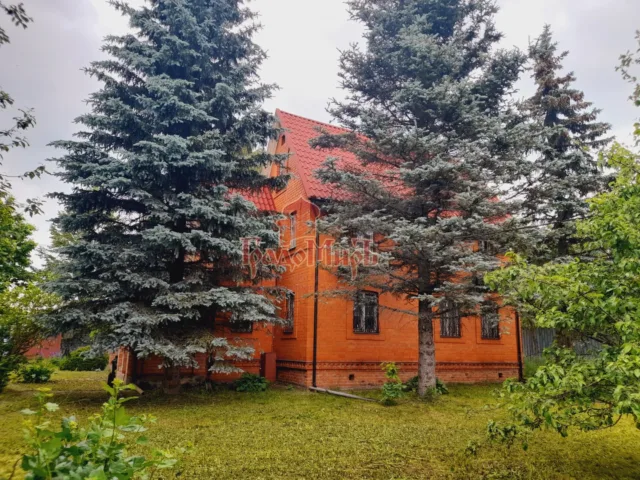 Дом 200 кв. м на участке 12 сот.