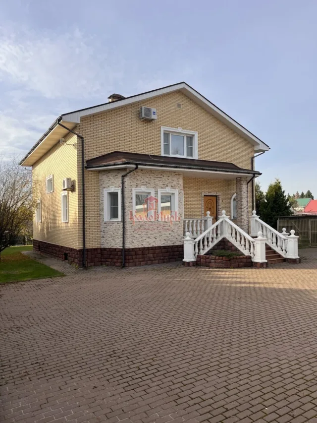 Дом 295 кв. м на участке 27.5 сот.
