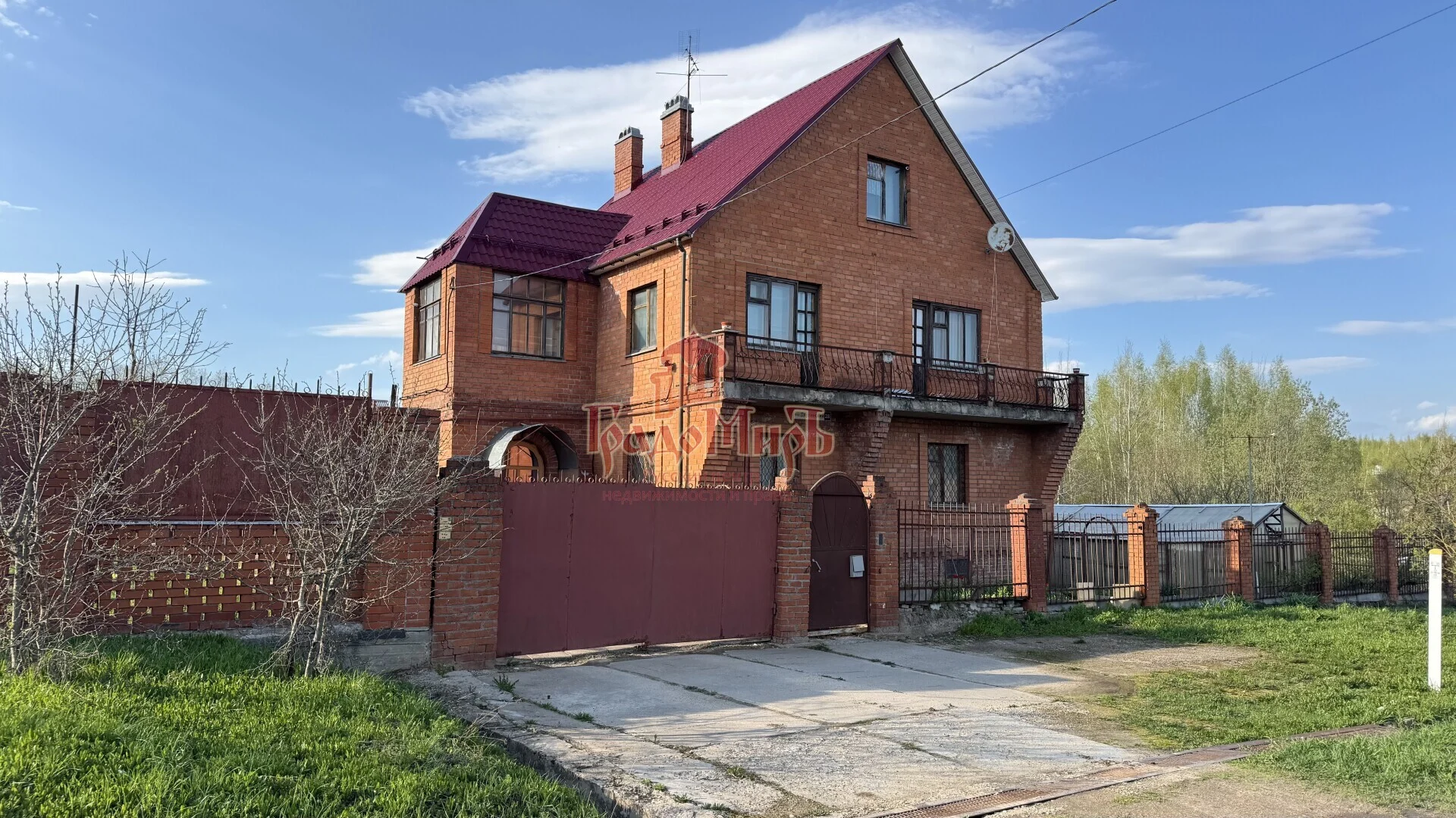 Дом 341 кв. м на участке 36.7 сот.