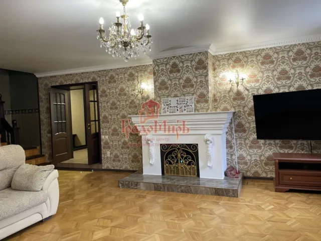 Дом 220 кв. м на участке 10 сот.